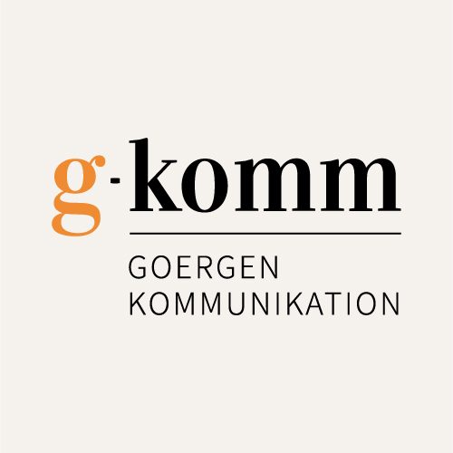 Logo Goergen Kommunikation (Kunde) Logo von g-komm in modernem Design mit orangefarbenem Akzent.