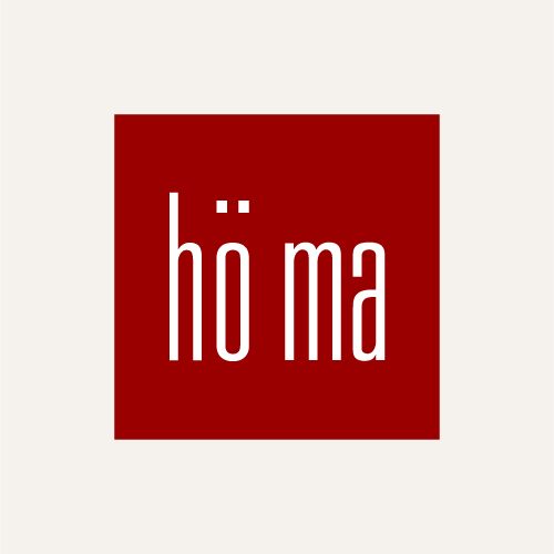 Logo HöMa GmbH (Kunde) Logo von hö ma in weißer Schrift auf rotem Hintergrund.