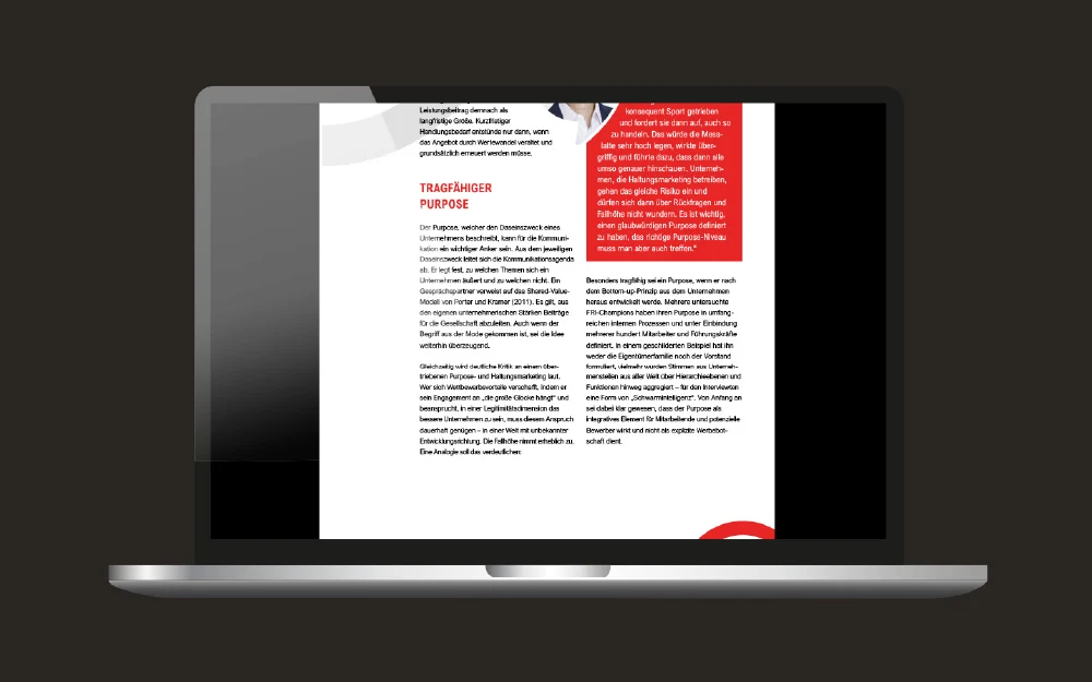 PDF-Broschüre wird digital auf dem Laptop angezeigt