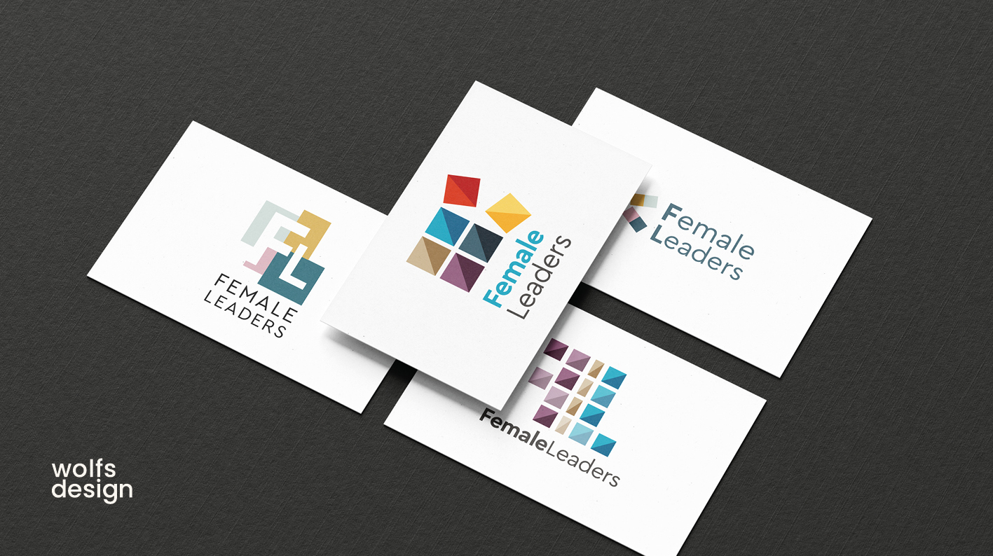 Logoentwürfe für das Thema Female Leaders Verschiedene Logo-Enwtüfe auf Karten auf einem dunklen Hintergrund.